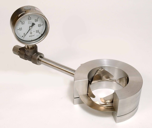 Rupture disc with a pressure gauge